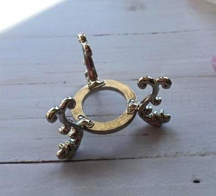 Kovový podstavec na křišťálové koule platinový (AE50)