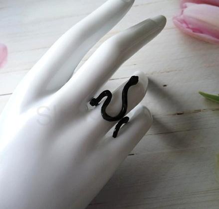 Hadí černý prsten velikost 58 (BP521)