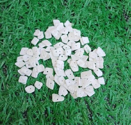 Minerální bílé korálky z mušlí, šňůra cca 19 cm | sekané (X2026)