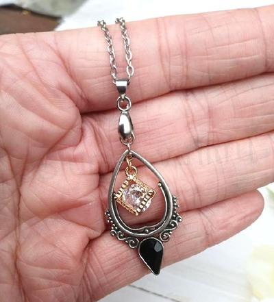 Řetízkový náhrdelník se zirkonem a ozdobou (BD914)