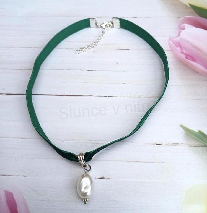 Náhrdelník choker sametový s perlou zelený (BD926)