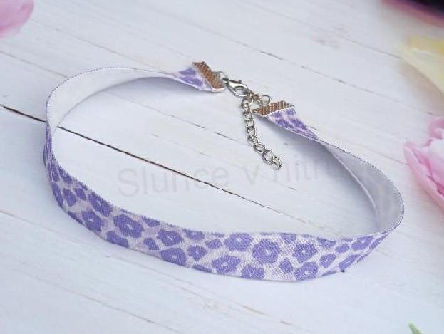 Náhrdelník choker kytičkovaný pružný krátký fialový (BD933)