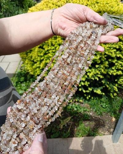 Rutil zlomky 6 - 14 mm, šňůra cca 79 - 81 cm (X2069)