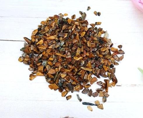 Tygří oko zlomky 2 - 8 mm, bez díry 10 g (X2072)