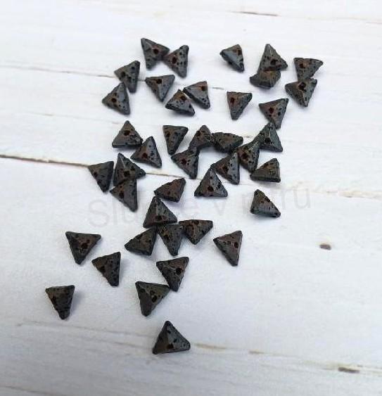 Láva trojúhelník zlomky 7,5 x 7 mm (X2075)