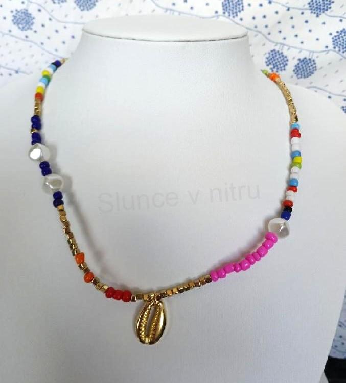 Pestrý perlový choker náhrdelník, řetízek s perlou, mušle (BD951)