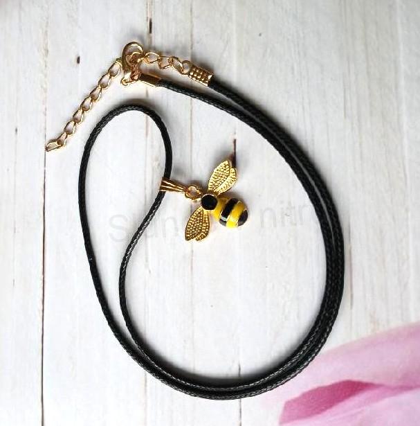 Náhrdelník smaltovaný včela, včelka - voskovaná šňůrka (BD959)