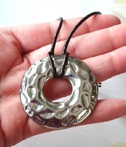 Náhrdelník s nerezovým donutem na kožené šňůrce (BD962)