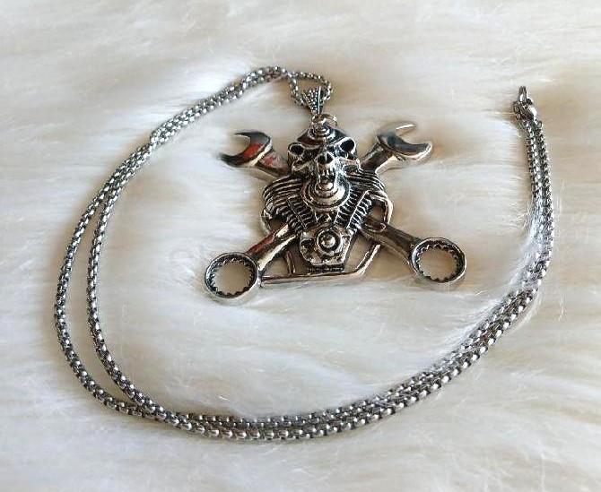 Nerezový náhrdelník s přívěskem Moto klíče a lebkou (BD997)