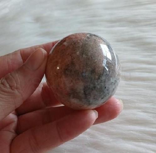 Sluneční kámen koule leštěná 52 mm | 195 g (X2161)