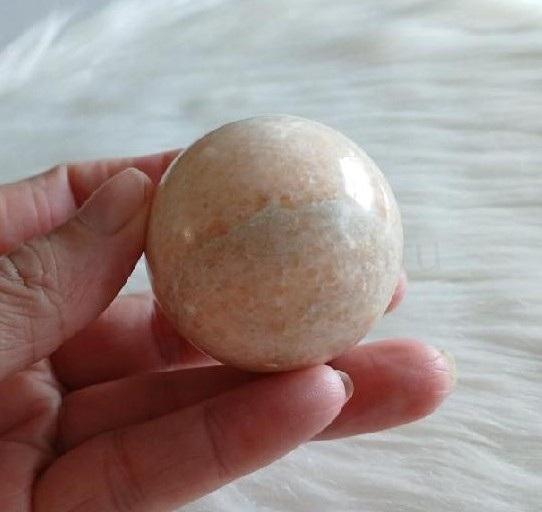 Sluneční kámen koule leštěná 48 mm | 159 g (X2165)