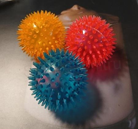 Svítící, pískací Antistresový míček - ježatý žlutý (D1149)