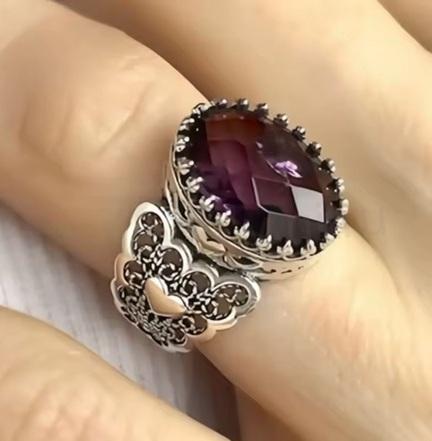 Stříbrný prsten s ametystově fialovým kamenem – velikost 57 (BP582)