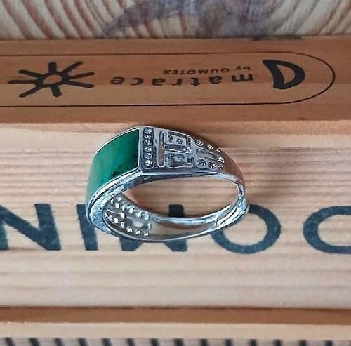 Prsten s imitací jadeitu – zelené smaltování, nastavitelný – velikost 61 (BP583)