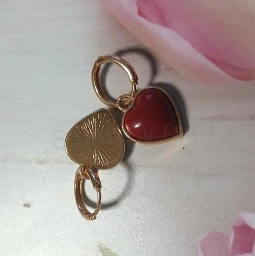 Náušnice se srdíčkem ve zlaté a červené barvě, kruhové zapínání (BB945)
