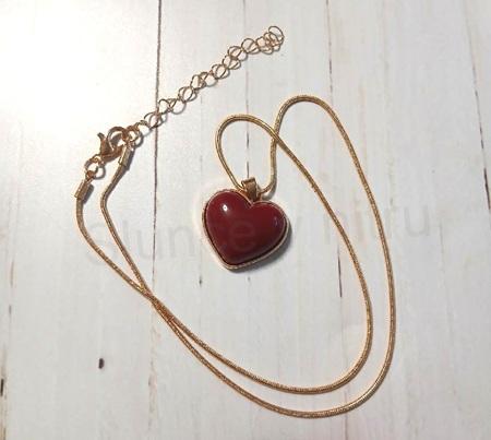 Řetízkový náhrdelník se srdíčkem ve zlaté a červené barvě (BD1041)