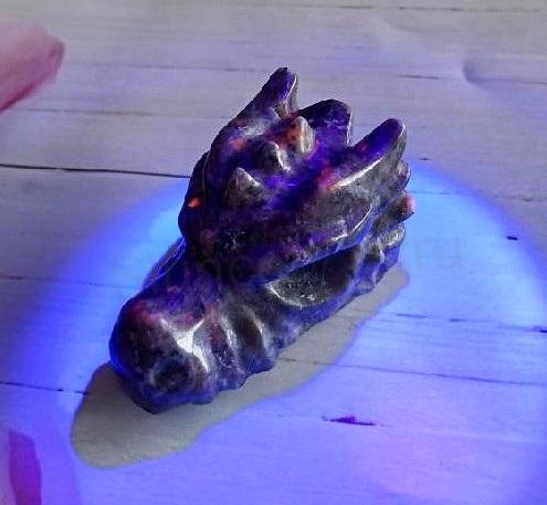 Yooperlit – UV ohnivý kámen, dračí hlava 119 g (X2193)
