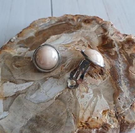 Náušnice klipsny imitace perly – béžová, nerez ocel (BB955)