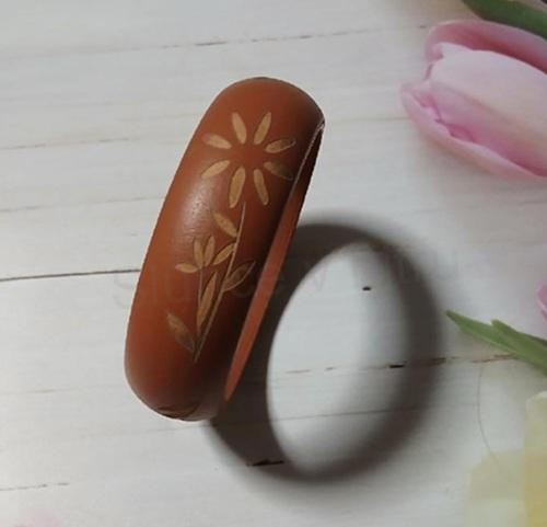 Dřevěný náramek hnědý ozdobný – obvod cca 20,7 cm (BC677)
