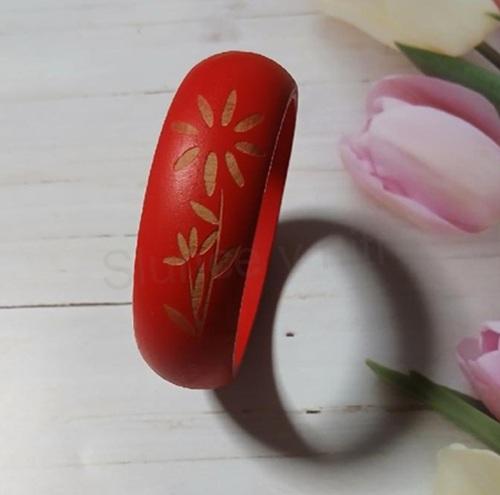 Dřevěný náramek červený ozdobný – obvod cca 20,7 cm (BC678)