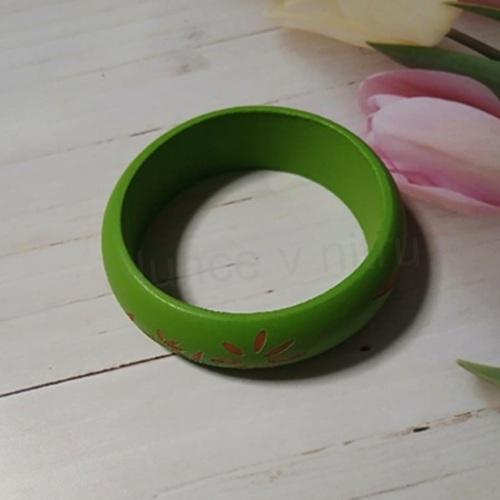 Dřevěný náramek zelený ozdobný – obvod cca 20,7 cm (BC679)