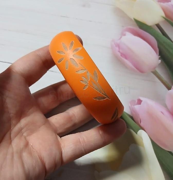 Dřevěný náramek oranžový ozdobný – obvod cca 20,7 cm (BC680)