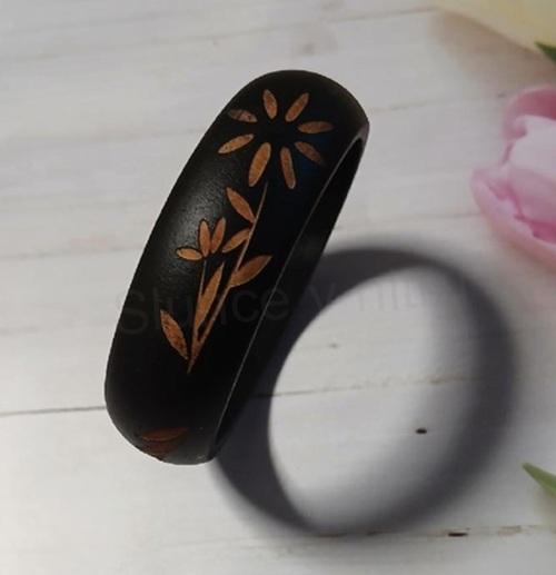 Dřevěný náramek černý ozdobný – obvod cca 20,7 cm (BC681)