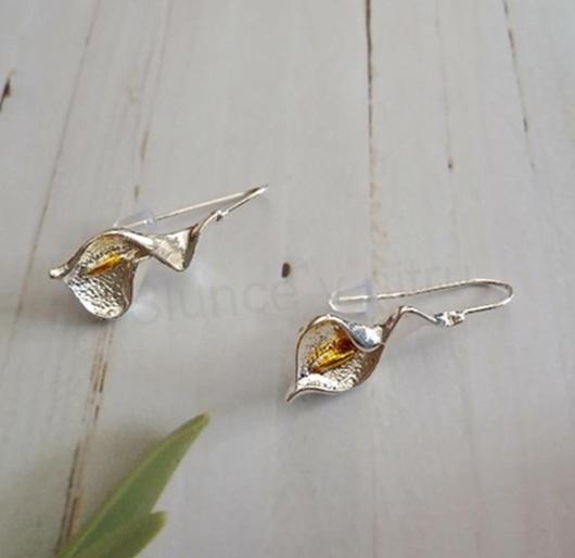 Visací postříbřené náušnice květina (BB1012)