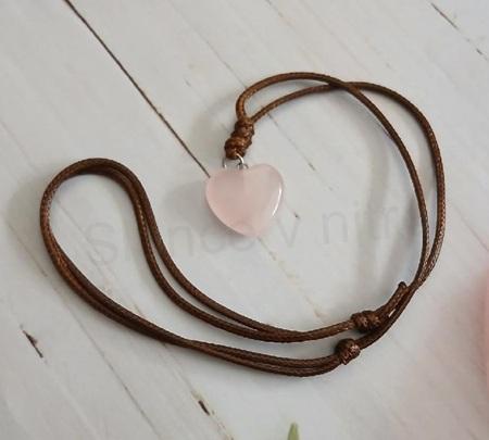 Minerální nastavitelný šňůrkový náhrdelník s přívěskem srdce (X2221)