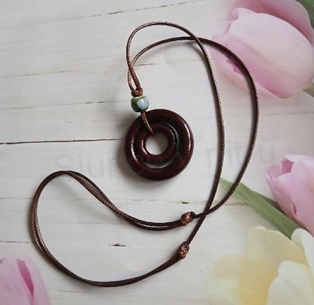 Nastavitelný šňůrkový náhrdelník s dřevěnou ozdobou – dvojitý kroužek (BD1053)
