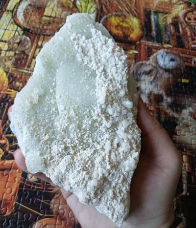 Minerální kámen chalcedon, prehnit drúza (1190 g) (X2238)