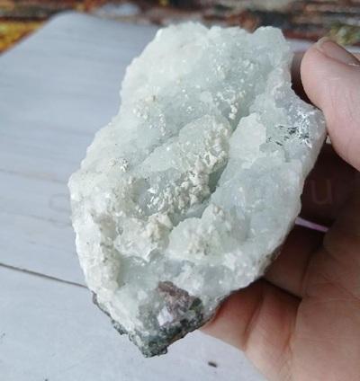 Minerální kámen chalcedon, prehnit drúza (225 g) (X2239)