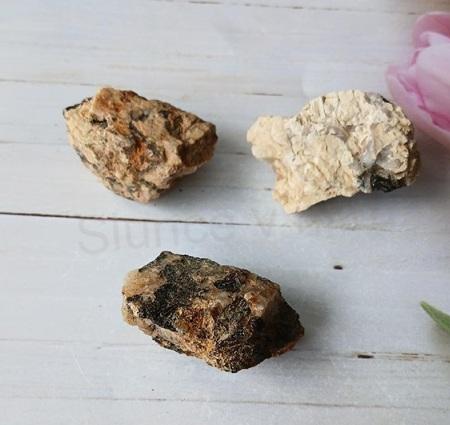 Minerální kámen turmalín–skoryl drúza (85 g) (X2250)