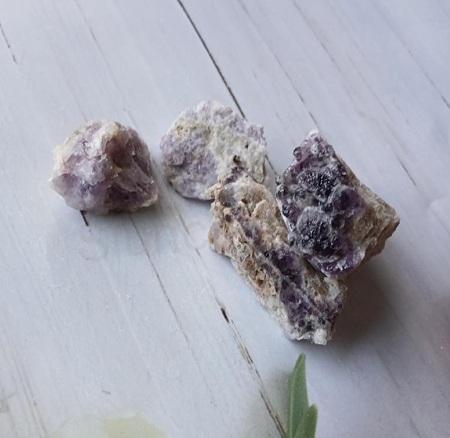 Minerální kámen ametystová drůza (79,19 g) (X2258)