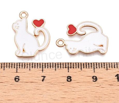 Přívěsek kočička, kočka se srdcovým šarmem 21 x 15 mm (AA113)