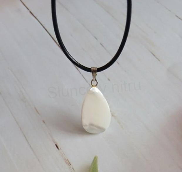 Minerální shell přívěsek s mosaznou přípojkou, kapka, platina (X2265)
