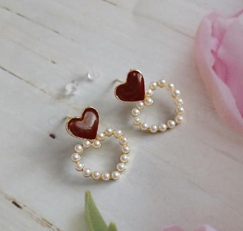 Puzetové visací náušnice – smaltované srdce (BB1013)