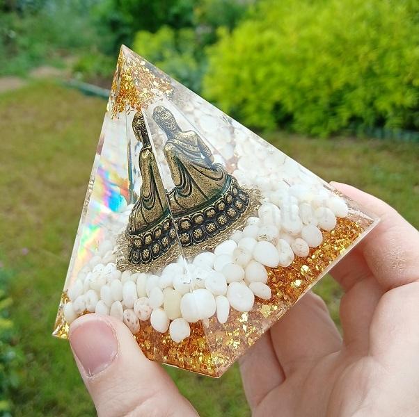 Harmonizační orgonitová pyramida 80×80 mm – Buddha s bílým jadeitem (PP226)