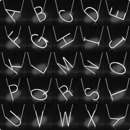 Náhrdelník - s písmenky od A do Z z chirurgické oceli více barev (BD68)