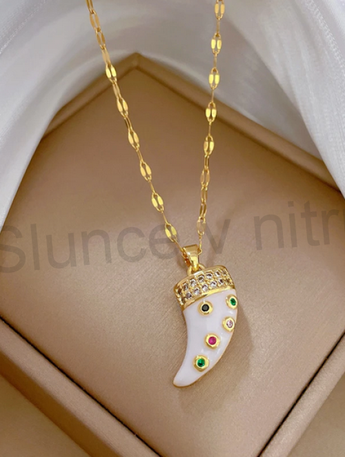 Náhrdelník z chirurgické oceli a vlčího zubu s kamínky (BD127)