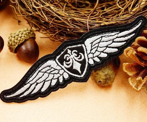 Samolepicí nažehlovací nášivka – zlatá křídla, 3 × 11 cm (C219)