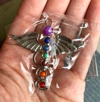 Přívěsek Čakrový – anděl, 7 minerálních kamenů (AA186)