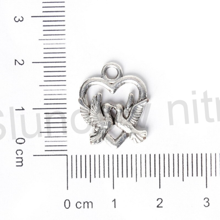 Přívěšek holubice v srdíčku – stříbrná barva 15 × 19 mm (AA251)