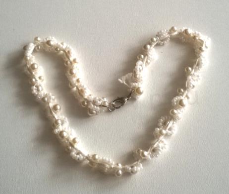 Náhrdelník krajkový perličkový, starožitný zdobený (BD182)