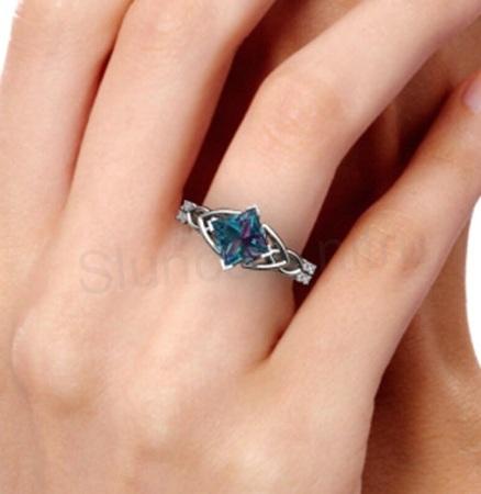 Zirkonový prsten se zirkonem CZ – barevný střed, ruční práce (BP136)