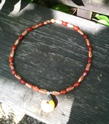 Minerální náhrdelník s karneolem a dřevem (X201)