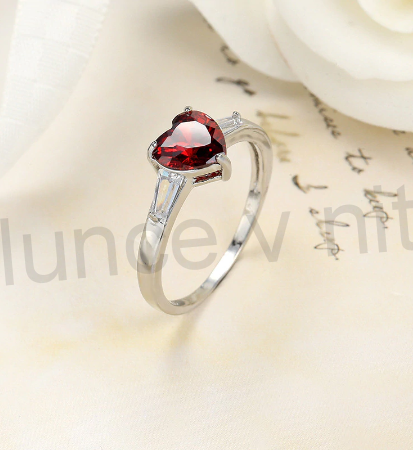 Postříbřený prsten s rubínem srdce (BE128)
