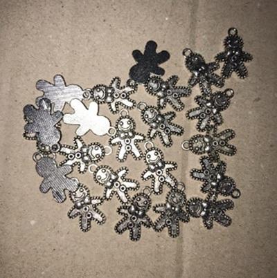 Přívěsek Perníček - 18 x 13 mm (AA259)