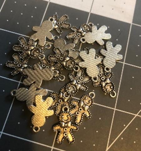 Přívěsek Perníček - 18 x 13 mm (AA260)