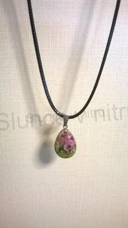Provázkový náhrdelník přívěšek Rubín v zoisitu - slza (BD58)